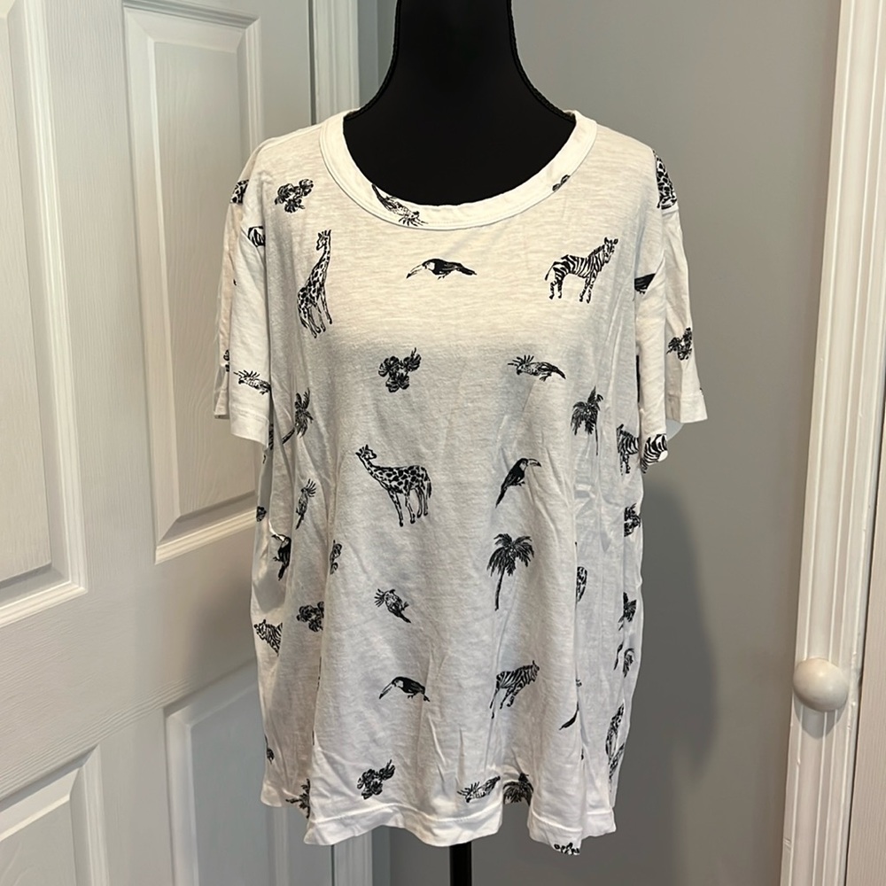 Short sleeve tshirt with animals and palm trees design. XL